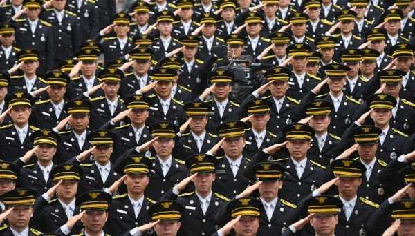 ‘제68기 경기도 소방공무원 임용식’이 열린 20일 경기도소방학교 창조관에서 신임 소방 공무원들이 국민의례를 하고 있다.  조태형기자