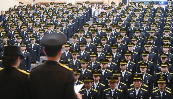 ‘제68기 경기도 소방공무원 임용식’이 열린 20일 경기도소방학교 창조관에서 신임 소방 공무원들이 가족에게 다짐을 전달하는 시간을 갖고 있다.  조태형기자