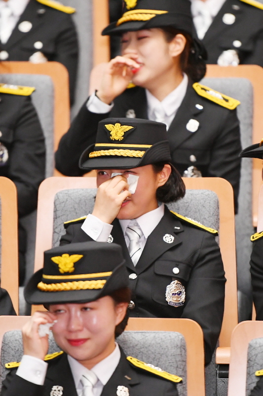 ‘제68기 경기도 소방공무원 임용식’이 열린 20일 경기도소방학교 창조관에서 신임 소방 공무원들이 눈물을 닦고 있다. 조태형기자