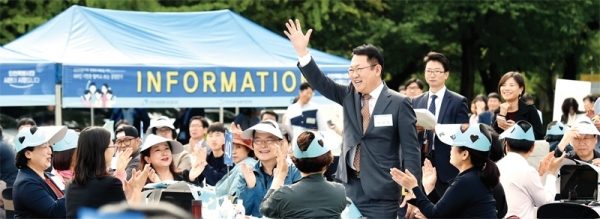 박남춘 인천시장이 지난 10월 7일 시청에서 열린 ‘500인 시민시장에게 듣는다’ 토론회에 참석 시민들과 의견을 나누고 있다. 인천시 제공