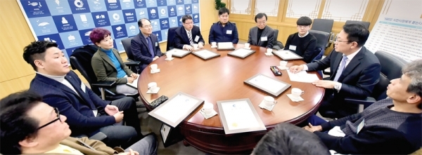 박남춘 인천시장이 지난 11일 시청 접견실에서 500인시민 토론회에서 우수한 아이디어를 제안한 시민에게 표창장을 수여하고 간담회를 진행하고 있다. 인천시 제공