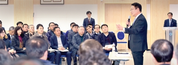 박남춘 인천시장이 지난 11일 시청 대회의실에서 열린 주민자치 워크숍에 참석, 민관협치에 대한 읍•면•동장의 적극적 협력을 강조하고 있다. 인천시 제공