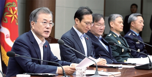 문재인 대통령이 20일 오전 서울 용산 국방부에서 열린 2019 업무보고에서 발언하고 있다. ‘국민과 함께, 평화를 만드는 강한 국방’을 주제로 열린 이날 업무보고에서 문 대통령은 국방부, 병무청, 방사청의 보고를 받고 국방개혁, 한미공조, 남북 협력 시대의 국방정책에 대해 토론했다. 연합뉴스
