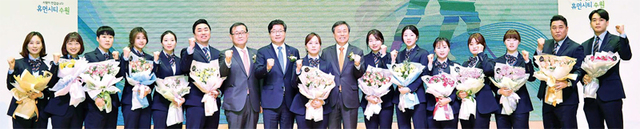 20일 수원시청에서 열린 ‘수원시 여자 아이스하키팀 창단식’에서 도종환 문화체육관광부 장관, 염태영 수원시장, 정몽원 대한아이스하키협회 회장 등 참석자들이 선수단과 기념촬영을 하고 있다. 전형민기자