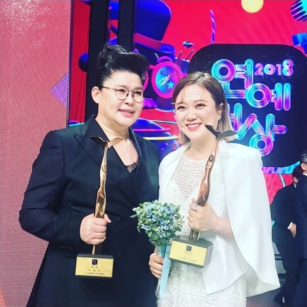 방송인 송은이와 김숙이 KBS 연예대상의 주인공 이영자에 축하를 전했다. 김숙 인스타그램