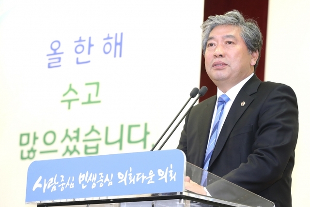 ▲ 행감 우수의원 위원회 감사패 수여_송한준 의장