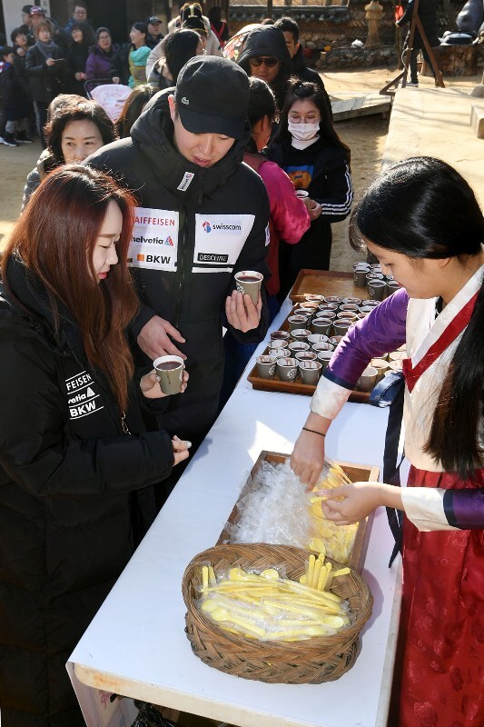 절기상 동지를 맞아 세시풍속 체험행사 ‘동지야(夜)’가 열린 23일 용인 한국민속촌에서 시민들이 가마솥에서 직접 끓여낸 팥죽을 맛보기 위해 길게 줄 서 있다. 조태형기자