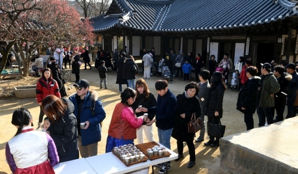 절기상 동지를 맞아 세시풍속 체험행사 ‘동지야(夜)’가 열린 23일 용인 한국민속촌에서 시민들이 가마솥에서 직접 끓여낸 팥죽을 맛보기 위해 길게 줄 서 있다. 조태형기자