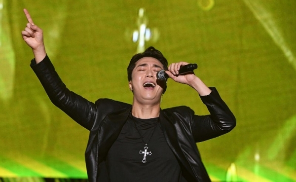 ‘2018 크리스마스 슈퍼콘서트-용인’이 열린 23일 용인 경희대학교 국제캠퍼스에서 발라드 황태자 조성모가 열창하고 있다. 90년대를 풍미한 가요계 스타들의 뜨거운 무대가 펼쳐진 이번 콘서트는 경기일보가 주최했다. 조태형기자