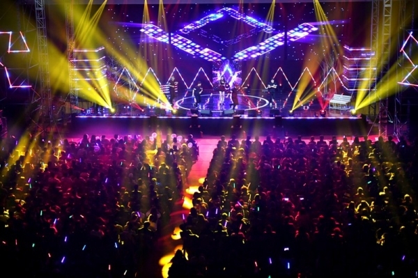 경기일보가 주최한 ‘2018 크리스마스 슈퍼콘서트’가 열린 23일 경희대학교 국제캠퍼스 선승관에서 관객들이 김현정, 조성모, 소찬휘, DJ DOC 등 인기가수들의 열창과 함께 펼쳐진 화려한 공연을 관람하고 있다.전형민기자