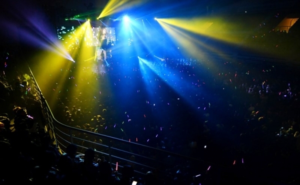 경기일보가 주최한 ‘2018 크리스마스 슈퍼콘서트’가 열린 23일 경희대학교 국제캠퍼스 선승관에서 관객들이 김현정, 조성모, 소찬휘, DJ DOC 등 인기가수들의 열창과 함께 펼쳐진 화려한 공연을 관람하고 있다.전형민기자