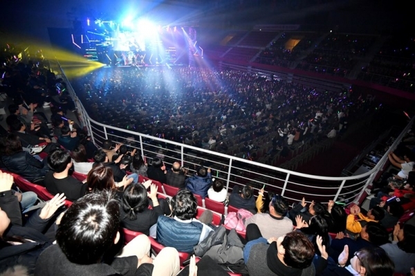 경기일보가 주최한 ‘2018 크리스마스 슈퍼콘서트’가 열린 23일 경희대학교 국제캠퍼스 선승관에서 관객들이 김현정, 조성모, 소찬휘, DJ DOC 등 인기가수들의 열창과 함께 펼쳐진 화려한 공연을 관람하고 있다.전형민기자