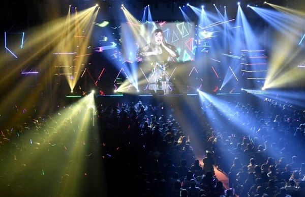 경기일보가 주최한 ‘2018 크리스마스 슈퍼콘서트’가 열린 23일 경희대학교 국제캠퍼스 선승관에서 관객들이 김현정, 조성모, 소찬휘, DJ DOC 등 인기가수들의 열창과 함께 펼쳐진 화려한 공연을 관람하고 있다.전형민기자