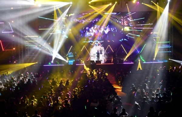 경기일보가 주최한 ‘2018 크리스마스 슈퍼콘서트’가 열린 23일 경희대학교 국제캠퍼스 선승관에서 관객들이 김현정, 조성모, 소찬휘, DJ DOC 등 인기가수들의 열창과 함께 펼쳐진 화려한 공연을 관람하고 있다.전형민기자