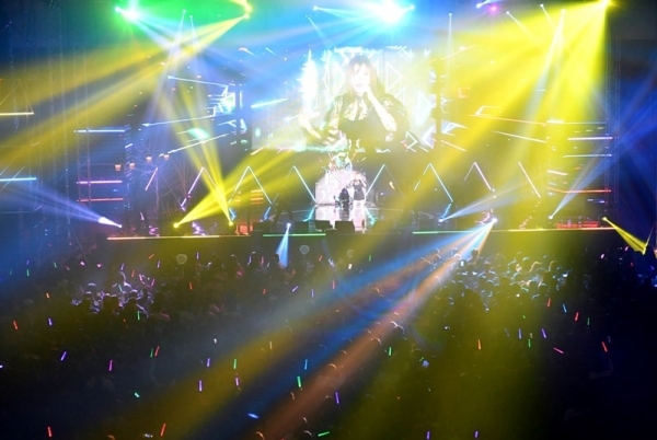 경기일보가 주최한 ‘2018 크리스마스 슈퍼콘서트’가 열린 23일 경희대학교 국제캠퍼스 선승관에서 관객들이 김현정, 조성모, 소찬휘, DJ DOC 등 인기가수들의 열창과 함께 펼쳐진 화려한 공연을 관람하고 있다.전형민기자