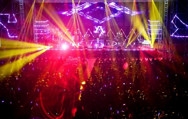 경기일보가 주최한 ‘2018 크리스마스 슈퍼콘서트’가 열린 23일 경희대학교 국제캠퍼스 선승관에서 관객들이 김현정, 조성모, 소찬휘, DJ DOC 등 인기가수들의 열창과 함께 펼쳐진 화려한 공연을 관람하고 있다.전형민기자