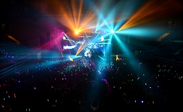 경기일보가 주최한 ‘2018 크리스마스 슈퍼콘서트’가 열린 23일 경희대학교 국제캠퍼스 선승관에서 관객들이 김현정, 조성모, 소찬휘, DJ DOC 등 인기가수들의 열창과 함께 펼쳐진 화려한 공연을 관람하고 있다.전형민기자