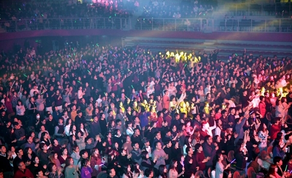 경기일보가 주최한 ‘2018 크리스마스 슈퍼콘서트’가 열린 23일 경희대학교 국제캠퍼스 선승관에서 관객들이 김현정, 조성모, 소찬휘, DJ DOC 등 인기가수들의 열창과 함께 펼쳐진 화려한 공연을 관람하고 있다.전형민기자