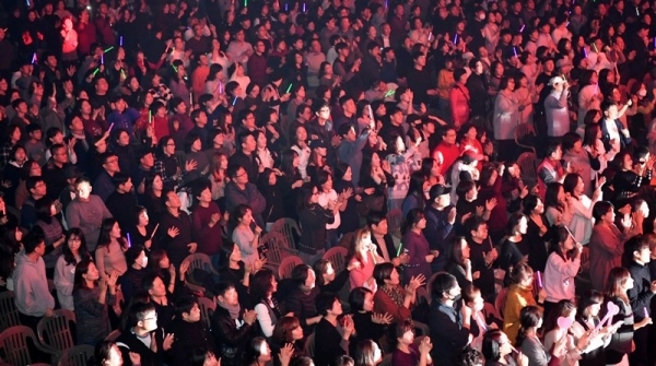 경기일보가 주최한 ‘2018 크리스마스 슈퍼콘서트’가 열린 23일 경희대학교 국제캠퍼스 선승관에서 관객들이 김현정, 조성모, 소찬휘, DJ DOC 등 인기가수들의 열창과 함께 펼쳐진 화려한 공연을 관람하고 있다.전형민기자