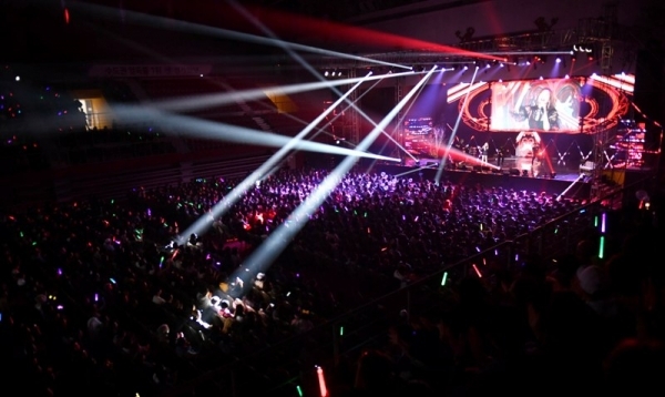 경기일보가 주최한 ‘2018 크리스마스 슈퍼콘서트’가 열린 23일 경희대학교 국제캠퍼스 선승관에서 관객들이 김현정, 조성모, 소찬휘, DJ DOC 등 인기가수들의 열창과 함께 펼쳐진 화려한 공연을 관람하고 있다.전형민기자