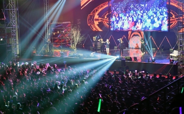 경기일보가 주최한 ‘2018 크리스마스 슈퍼콘서트’가 열린 23일 경희대학교 국제캠퍼스 선승관에서 관객들이 김현정, 조성모, 소찬휘, DJ DOC 등 인기가수들의 열창과 함께 펼쳐진 화려한 공연을 관람하고 있다.전형민기자