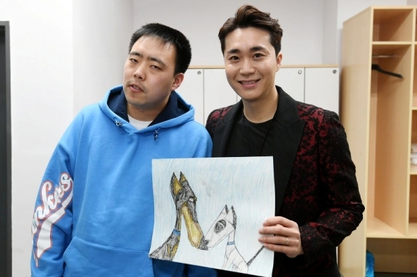 ‘2018 크리스마스 슈퍼콘서트-용인’이 열린 23일 용인 경희대학교 국제캠퍼스에서 발라드 황태자 조성모가 팬인 발달장애 작가 김도훈 씨와 함께 기념촬영을 하고 있다. 조태형기자