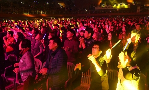 ‘2018 크리스마스 슈퍼콘서트-용인’이 열린 23일 용인 경희대학교 국제캠퍼스에서 시민들이 인기 가수들의 다양한 공연을 즐기고 있다. 90년대를 풍미한 가요계 스타들의 뜨거운 무대가 펼쳐진 이번 콘서트는 경기일보가 주최했다. 조태형기자