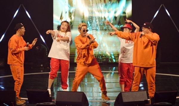 ‘2018 크리스마스 슈퍼콘서트-용인’이 열린 23일 용인 경희대학교 국제캠퍼스에서 가요계의 악동 DJ DOC가 신나는 무대를 선보이고 있다. 90년대를 풍미한 가요계 스타들의 뜨거운 무대가 펼쳐진 이번 콘서트는 경기일보가 주최했다. 조태형기자