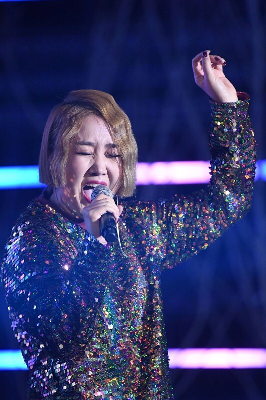 ‘2018 크리스마스 슈퍼콘서트-용인’이 열린 23일 용인 경희대학교 국제캠퍼스에서 가수 소찬휘가 독보적인 고음의 무대를 선보이고 있다. 90년대를 풍미한 가요계 스타들의 뜨거운 무대가 펼쳐진 이번 콘서트는 경기일보가 주최했다. 조태형기자