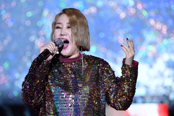 ‘2018 크리스마스 슈퍼콘서트-용인’이 열린 23일 용인 경희대학교 국제캠퍼스에서 가수 소찬휘가 독보적인 고음의 무대를 선보이고 있다. 90년대를 풍미한 가요계 스타들의 뜨거운 무대가 펼쳐진 이번 콘서트는 경기일보가 주최했다. 조태형기자