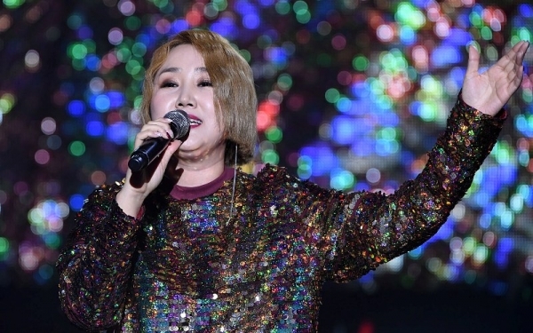 CAPTION:‘2018 크리스마스 슈퍼콘서트-용인’이 열린 23일 용인 경희대학교 국제캠퍼스에서 가수 소찬휘가 독보적인 고음의 무대를 선보이고 있다. 90년대를 풍미한 가요계 스타들의 뜨거운 무대가 펼쳐진 이번 콘서트는 경기일보가 주최했다. 조태형기자