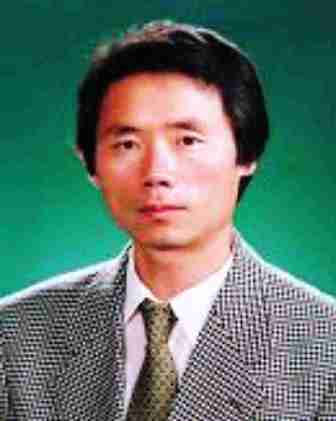 서울 출생. 시조문학으로 등단. 경기시조시인협회 회장 역임. 경기문학인협회, 한국경기시인협회 회원, 시집 바다로간 만해, 한밭시조백일장, 중앙일보 시조백일장, 정윤엽문학상 수상.