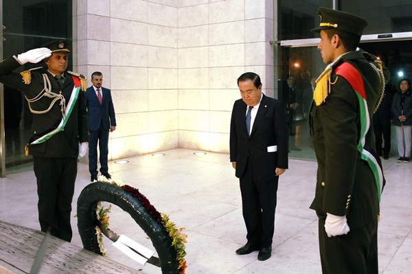 ▲ 4. 아라파트 묘소 헌화