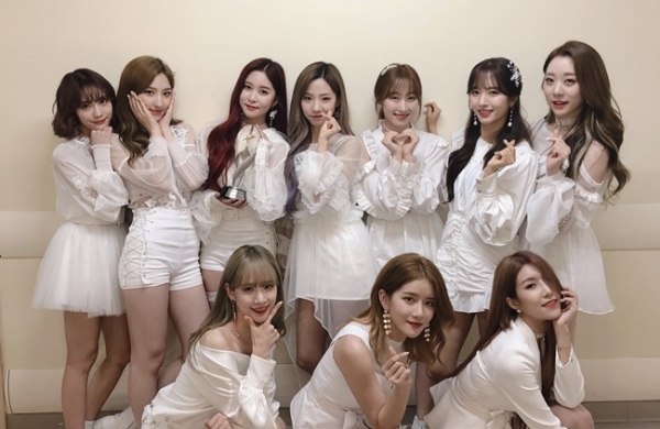 걸그룹 우주소녀가 2018 스타허브 모스트 카리스마틱 퍼포먼스 상을 받은 뒤 포즈를 취하고 있다. 스타쉽엔터테인먼트