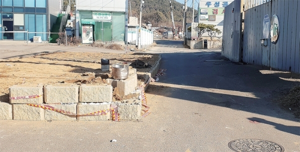 20년간 사용한 현황도로에 토지주가 옹벽을 설치, 인근 주민 및 공장주들이 불편을 호소하고 있다.