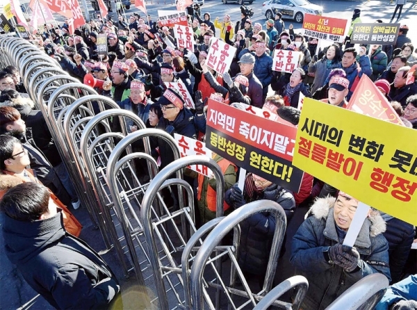 왕숙지구 주민들 “신도시 지정 전면 취소” 24일 남양주시 금곡동 남양주시청 정문 앞에서 열린 ‘왕숙 1•2지구 수용반대 투쟁집회’에서 주민들이 “왕숙지구 신도시 지정 전면 취소”를 요구하며 시위를 벌이고 있다. 전형민기자