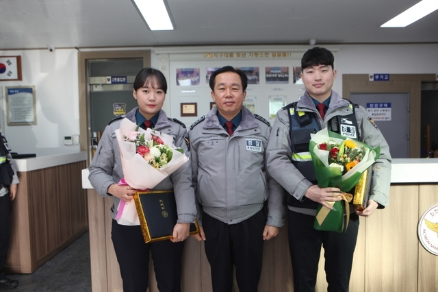 이상로(가운데) 인천경찰청장이 25일 전국 지구대 평가에서 1위로 선정된 남동서 구월지구대를 방문, 인증패와 표창장을 전달한 뒤 수상자들과 함께 기념촬영하고 있다. 인천경찰청 제공