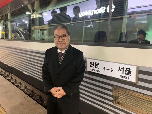 ▲ 이재정 경기도교육감이 26일 ‘동ㆍ서해선 철도ㆍ도로 연결 및 현대화 착공식’에 참석하기 위해 서울역에서 판문역으로 향하는 특별열차에 오르고 있다. 경기도교육청 제공