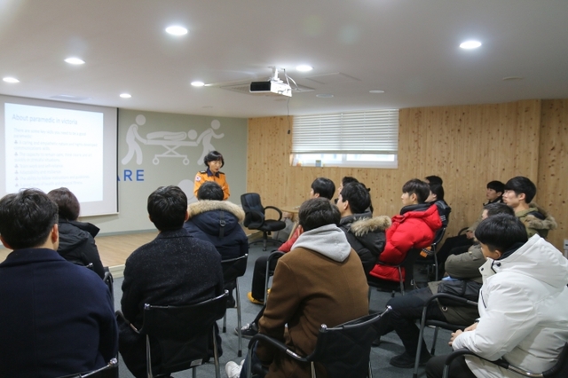 ▲ 용인소방서 직원이 해외 구급서비스 사례에 대해 설명을 하고 있다