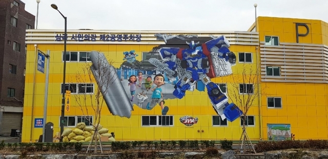 영동빌딩에 조성된 대형만화벽화, 심곡 제2공영주차장 외벽에 그려진 헬로카봇