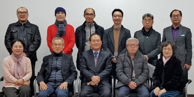 지난 21일 비상대책특별위원회 위원들이 해단식을 가진 후 기념촬영을 하고 있다. 류진동기자