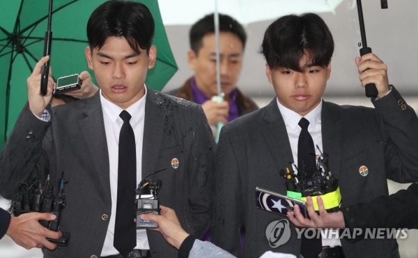 밴드 더 이스트라이트 멤버 이석철(왼쪽) 이승현. 연합뉴스
