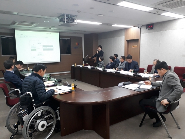 26일 수원시청에서 열린 ‘공공건축물 인권영향평가 실행방안 연구용역 최종보고회’에서 수원시 관계자들이 공공건축물 인권영향평가 가이드라인을 살펴보고 있다. 수원시 제공