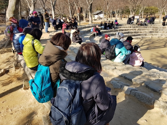 26일 용인 한국민속촌에 중국인 관광객들이 방문해 풍물놀이를 관람하고 있다. 이상문기자