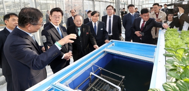 ▲ 이 지사와 리종혁 조선아시아태평양평화위원회 부위원장이 경기도농업기술원을 둘러보고 있다
