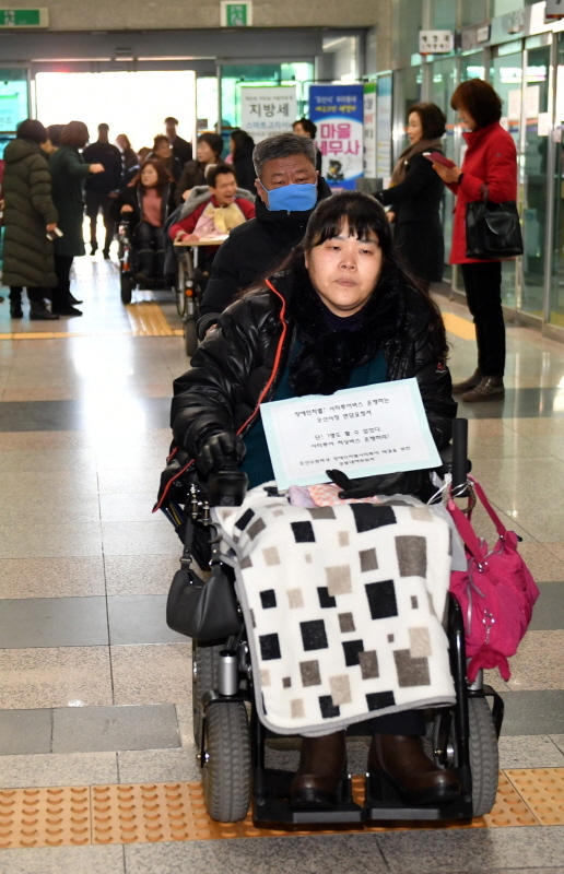 26일 오산시청 후문 앞에서 열린 ‘장애인차별! 시티투어버스 운행하는 오산시장규탄 기자회견’에서 오산수원화성 장애인차별 시티투어 해결을 위한 공동대책위원회 등 참석자 대표들이 오산시장 면담요청서를 전달하기 위해 시장실로 향하고 있다.전형민기자