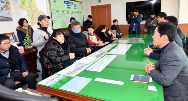 26일 오산시청 후문 앞에서 열린 ‘장애인차별! 시티투어버스 운행하는 오산시장규탄 기자회견’에서 오산수원화성 장애인차별 시티투어 해결을 위한 공동대책위원회 등 참석자 대표들이 김문환 오산시 부시장과 대화를 나누고있다.전형민기자