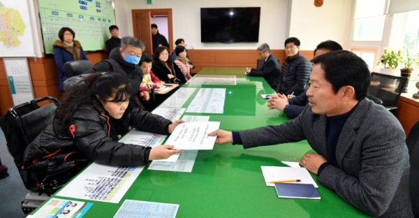 26일 오산시청 후문 앞에서 열린 ‘장애인차별! 시티투어버스 운행하는 오산시장규탄 기자회견’에서 오산수원화성 장애인차별 시티투어 해결을 위한 공동대책위원회 등 참석자 대표들이 오산시장 면담요청서를 김문환 오산시 부시장에게 전달 하고있다.전형민기자