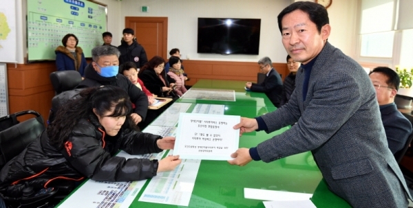 26일 오산시청 후문 앞에서 열린 ‘장애인차별! 시티투어버스 운행하는 오산시장규탄 기자회견’에서 오산수원화성 장애인차별 시티투어 해결을 위한 공동대책위원회 등 참석자 대표들이 오산시장 면담요청서를 김문환 오산시 부시장에게 전달 하고있다.전형민기자