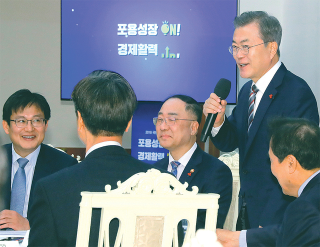 문재인 대통령이 26일 오후 청와대에서 열린 국민경제자문회의에서 발언하고 있다. 국민경제자문회의 의장인 문 대통령은 이날 회의에서 소득주도성장과 최저임금 정책 등 올 한해 경제정책 성과와 과제 등을 평가하는 동시에 포용성장 등 내년도 경제기조를 놓고 자문위원들과 의견을 교환했다. 연합뉴스